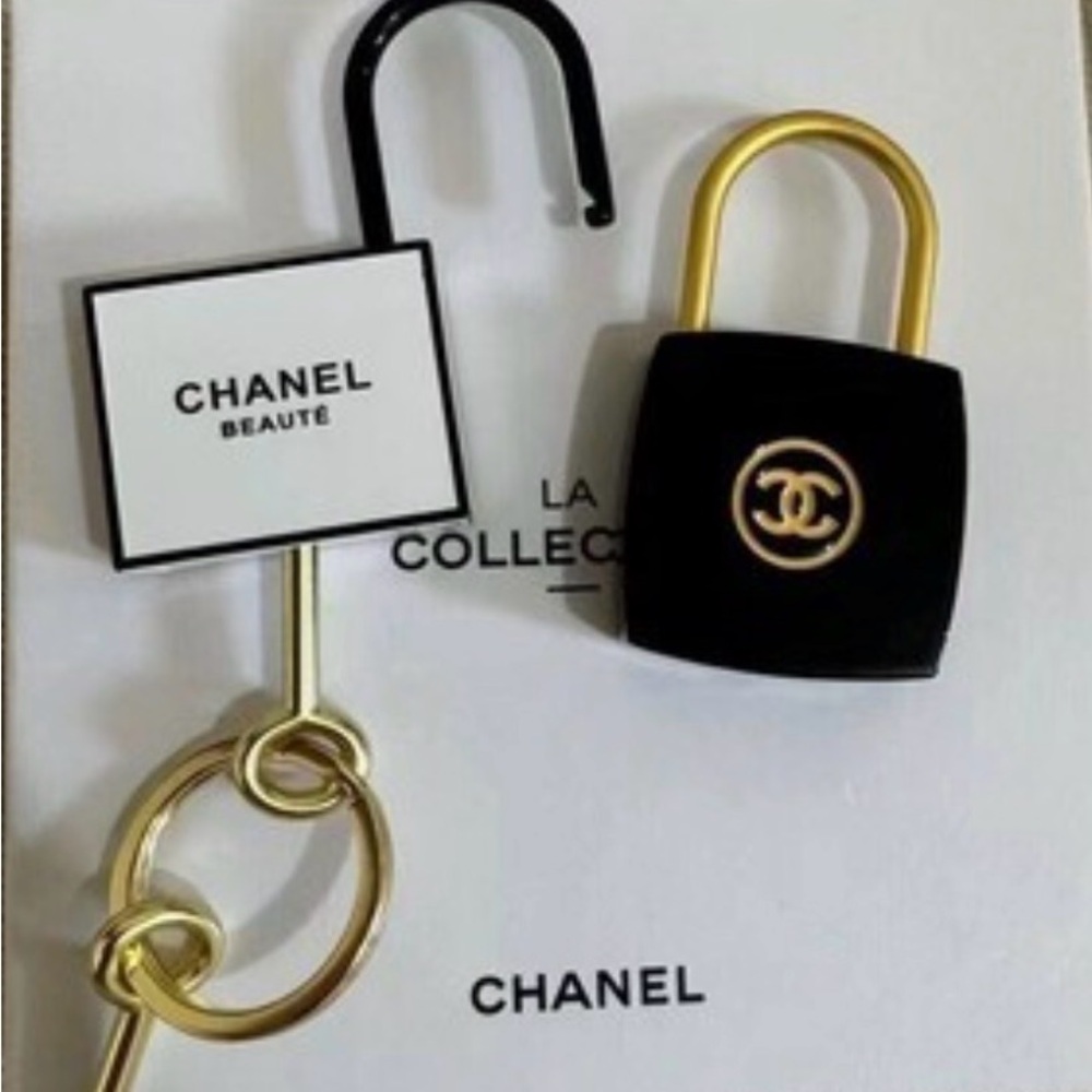 CHANEL Black & White Padlock Keyring Set with Gold Hardware - Picture 9 of 10